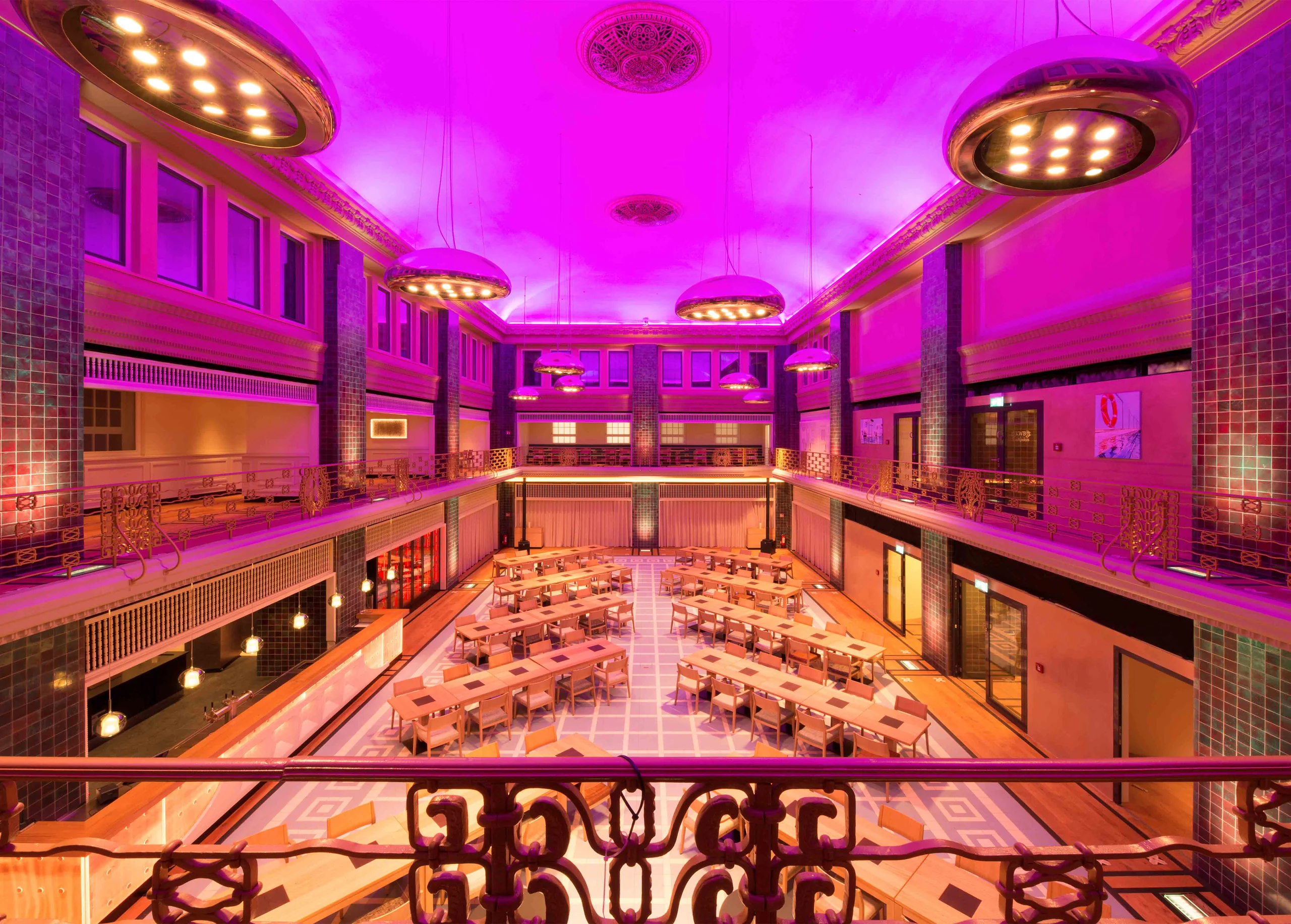Lichtszene in Magenta im Deutz-Kalker Bad