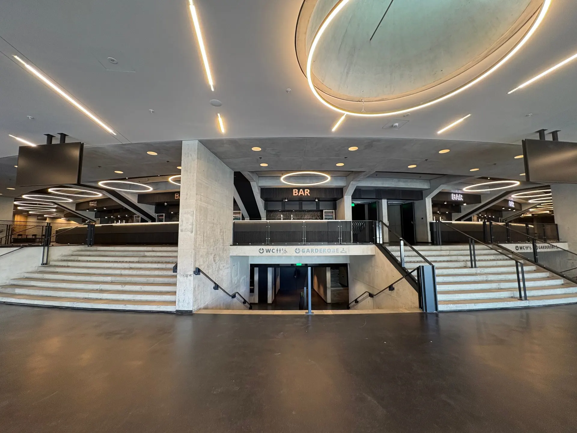 Foyer des Tempodroms mit Ringleuchte